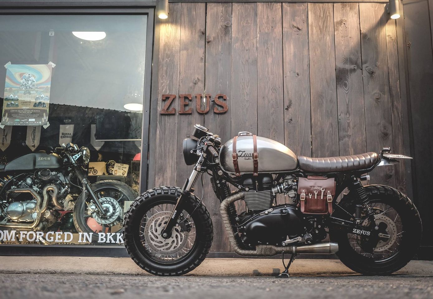 Zeus Custom leather strap tank for Triumph – ZEUS CUSTOM