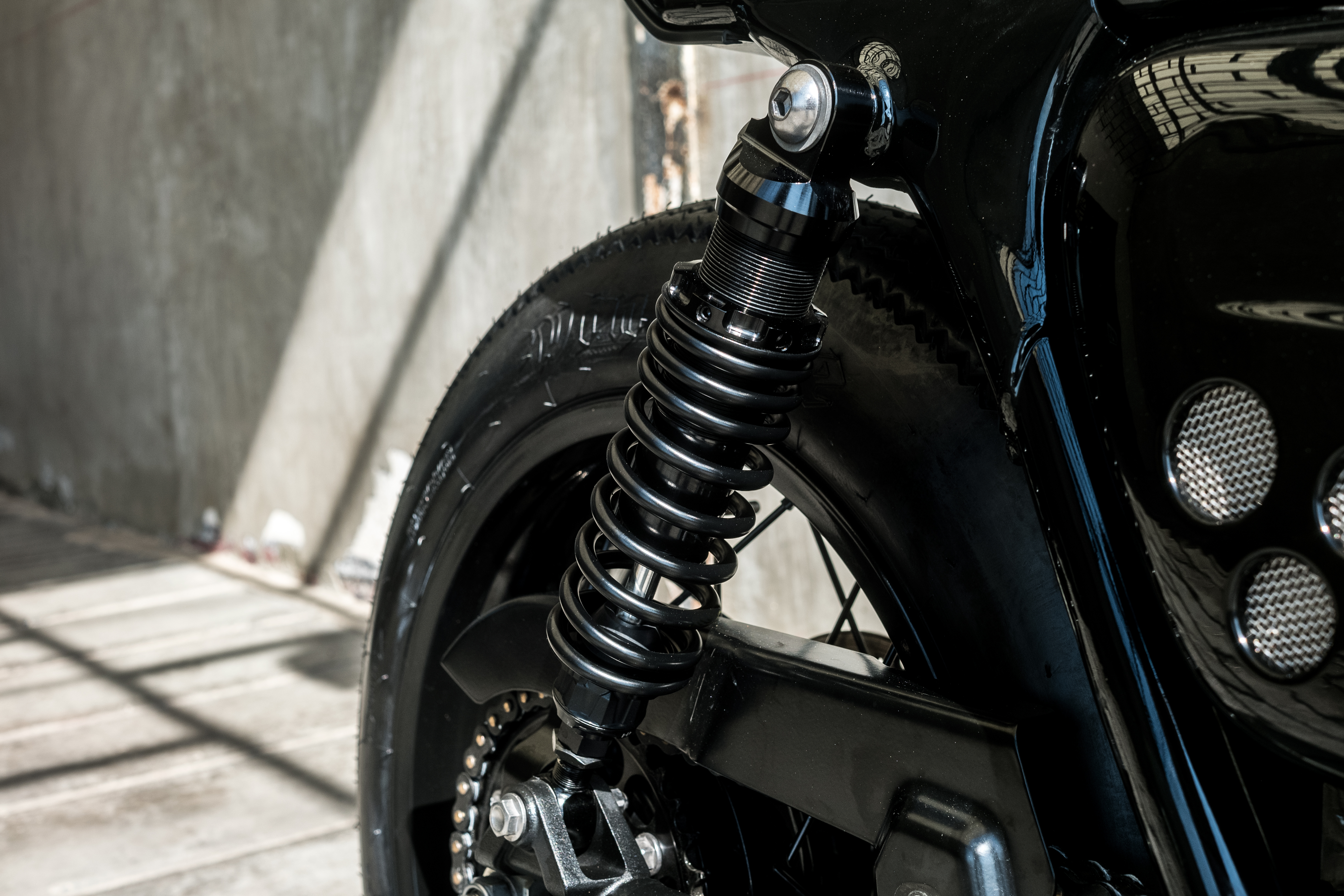 Zeus Custom leather strap tank for Triumph – ZEUS CUSTOM